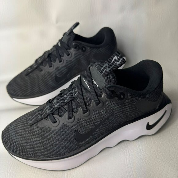H99- SIZE 6.5 WOMENS NIKE MOTIVA BLACK/ WHITE DV1236 001 - Picture 6 of 10